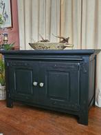 Robuuste zwarte houten tv kast laag dressoir met schuifplank, Met deur(en), 100 tot 150 cm, Eikenhout, Zo goed als nieuw