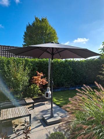 Grote grijze parasol met voet beschikbaar voor biedingen