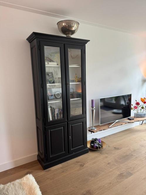 Zwarte vitrinekast met glasdeuren – 35x90x215 cm, Huis en Inrichting, Kasten | Vitrinekasten, Zo goed als nieuw, 200 cm of meer