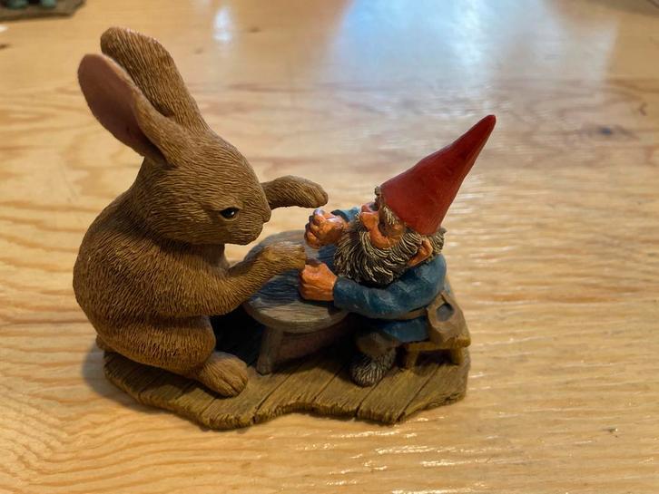 Schattig beeldje: Haas en Kabouter aan tafel, Antiek en Kunst, Kunst | Beelden en Houtsnijwerken, Ophalen of Verzenden