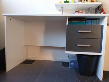 Zeer net bureau Beter Bed Jesse beschikbaar voor biedingen