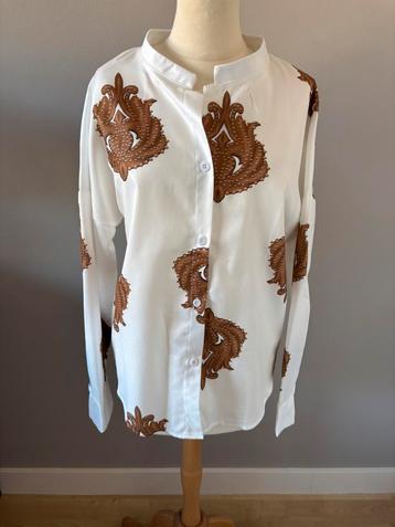 Leuke witte blouse  met bruin/ taupekleurige paisley dessins beschikbaar voor biedingen
