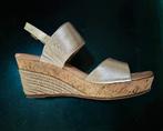 UGG sandalen met sleehak goud 38, UGG, Overige kleuren, Zo goed als nieuw, Sandalen of Muiltjes