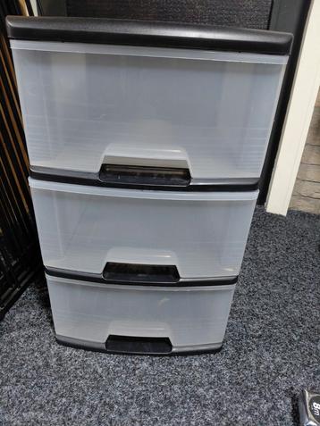 Opberglades met 3 lades beschikbaar voor biedingen