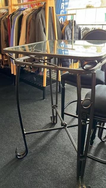 Te koop tafel en stoelen beschikbaar voor biedingen