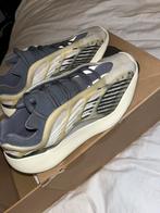 Yeezy 700 V3 maat 43, maar 2 keer gedragen, Kleding | Heren, Schoenen, Ophalen of Verzenden, Zo goed als nieuw, Zwart