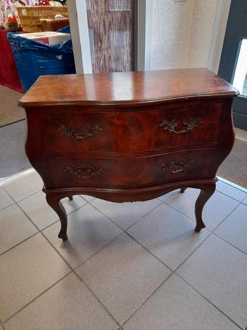 Mooie noten buik kast beschikbaar voor biedingen