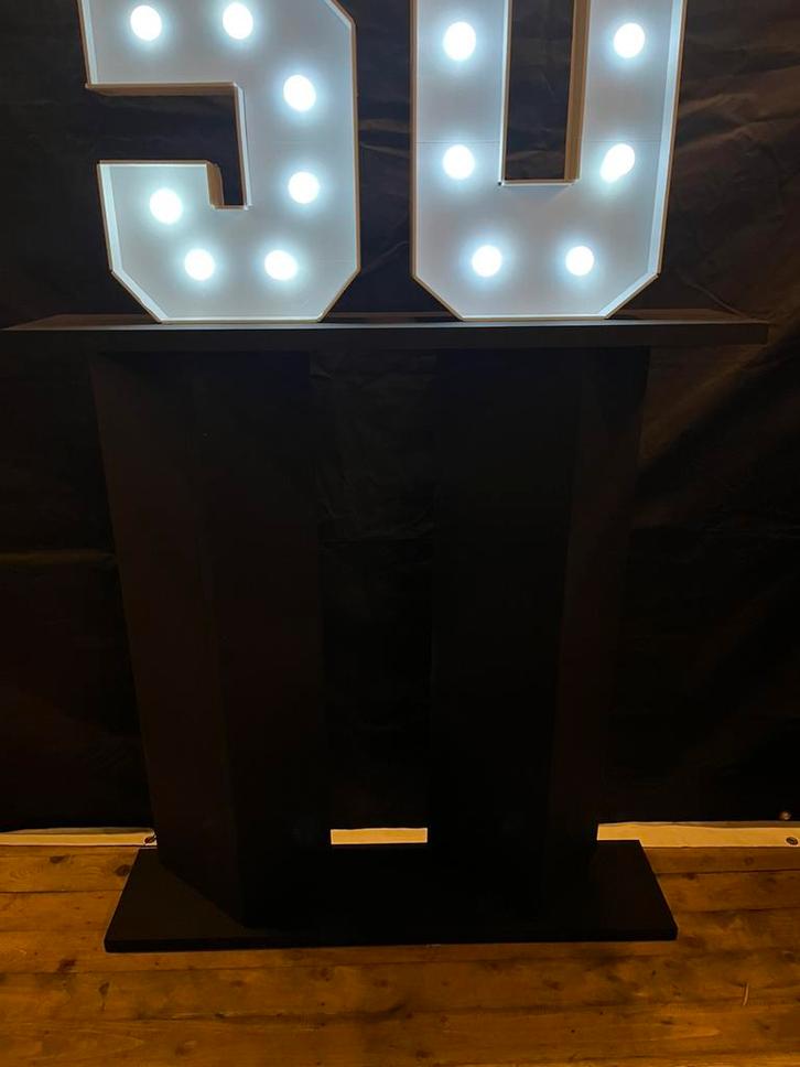 2 x zwarte houten zuil met lichtcijfers 50, 19, 14, Huis en Inrichting, Woonaccessoires | Zuilen en Pilaren, Zo goed als nieuw