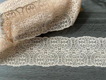 Nr 319) Aanbieding mooi beige fantasie kant 10 meter € 8.00 beschikbaar voor biedingen