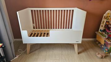 Kidsmill Sixties Babybed – Wit Mat / Blank – met peuterzijde beschikbaar voor biedingen