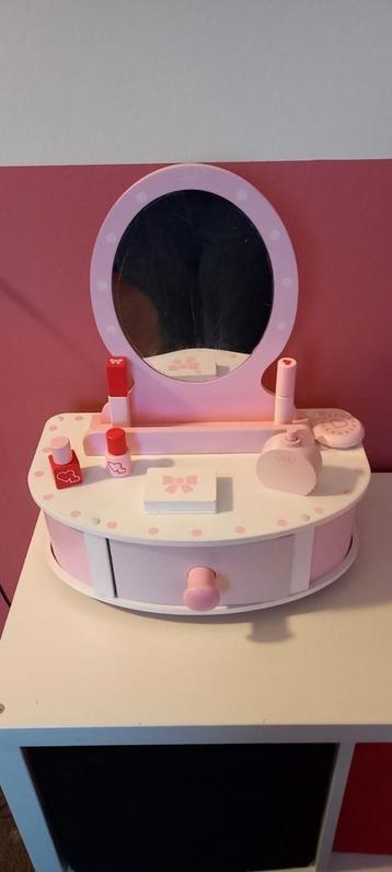 Houten Kaptafel met Accessoires beschikbaar voor biedingen