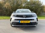 Opel Mokka 1.2 100pk Start/stop 2023 Grijs, Auto's, Voorwielaandrijving, Stof, Zwart, 1199 cc