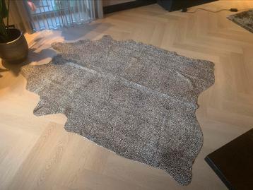 Koehuid met print beschikbaar voor biedingen