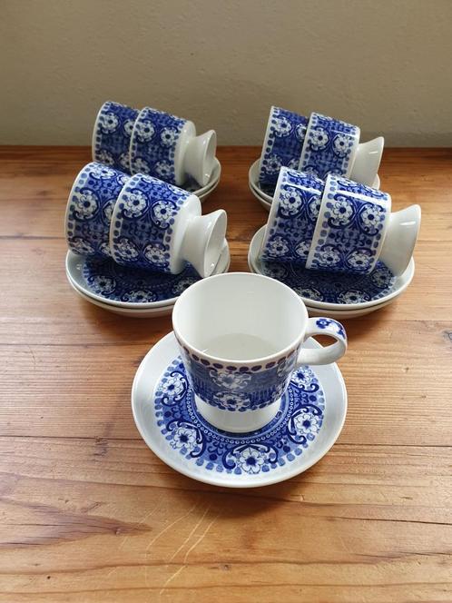 Arabia "ALI" koffiekop- en schotels 9x - Raija Uosikkinen-SF, Huis en Inrichting, Keuken | Servies, Nieuw, Bord(en), Overige stijlen