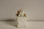 Porseleinen poes in porseleinen zak., Verzamelen, Beelden en Beeldjes, Ophalen of Verzenden, Zo goed als nieuw, Dier