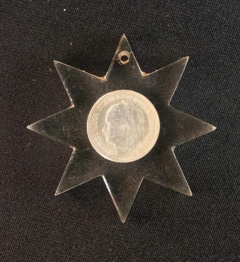 Hanger ketting 10 cent 1941 Wilhelmina opgestoken haar in, Postzegels en Munten, Penningen en Medailles, Zilver, Nederland, Ophalen of Verzenden