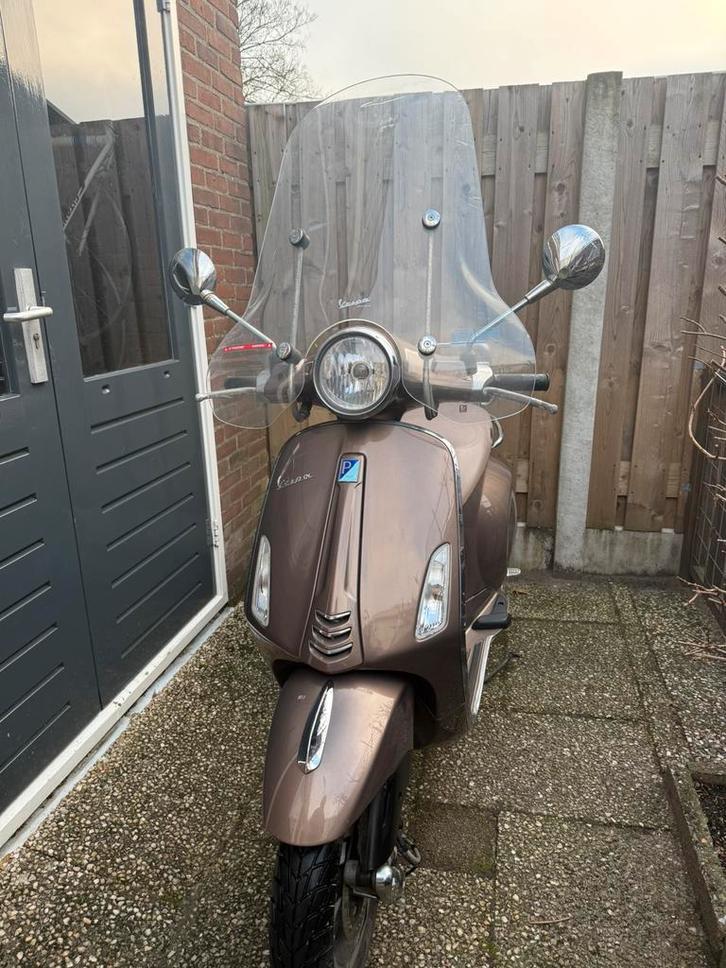 Vespa Primavera 2014 –Champagne kleur –11.688 km - blauw ken, Fietsen en Brommers, Snorfietsen en Snorscooters, Zo goed als nieuw