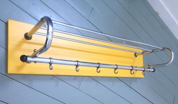 Vintage wandkapstok uit de jaren 60 met modern achterbord beschikbaar voor biedingen