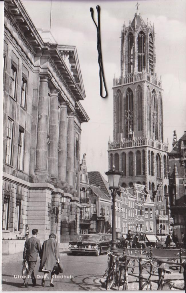 Utrecht . de Dom en Stadhuis met auto's Oldsmobile 98, 1959, Verzamelen, Ansichtkaarten | Nederland, Gelopen, Noord-Brabant, Ophalen of Verzenden
