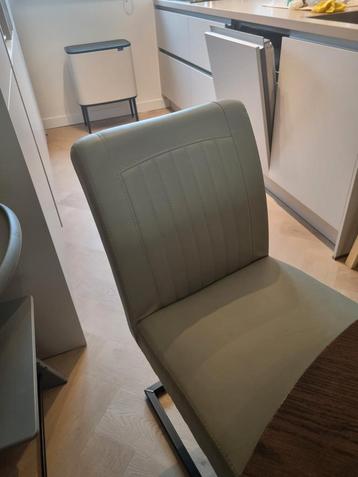 4 Eetkamerstoelen - Gratis Ophalen beschikbaar voor biedingen