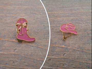 2 mooie roze pins van een Cowboylaars en Cowboyhoed te koop beschikbaar voor biedingen