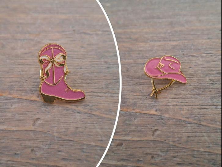 2 mooie roze pins van een Cowboylaars en Cowboyhoed te koop, Verzamelen, Speldjes, Pins en Buttons, Nieuw, Speldje of Pin, Overige onderwerpen