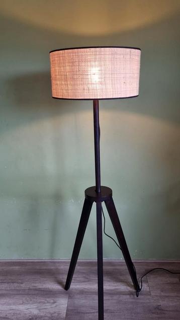 Elegante Staande Lamp met Houten Tripod Voet beschikbaar voor biedingen