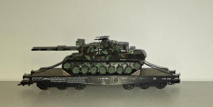 Liliput H0 21200 - zwarelastwagen beladen met Leopard 1 tank, Hobby en Vrije tijd, Modeltreinen | H0, Zo goed als nieuw, Wagon