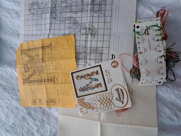 2x borduurpatroon letter M, wat stramien en zijde beschikbaar voor biedingen