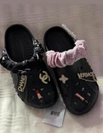 Zwarte Crocs met Designerbandjes en Charms, Ophalen of Verzenden, Nieuw, Zwart, Slippers