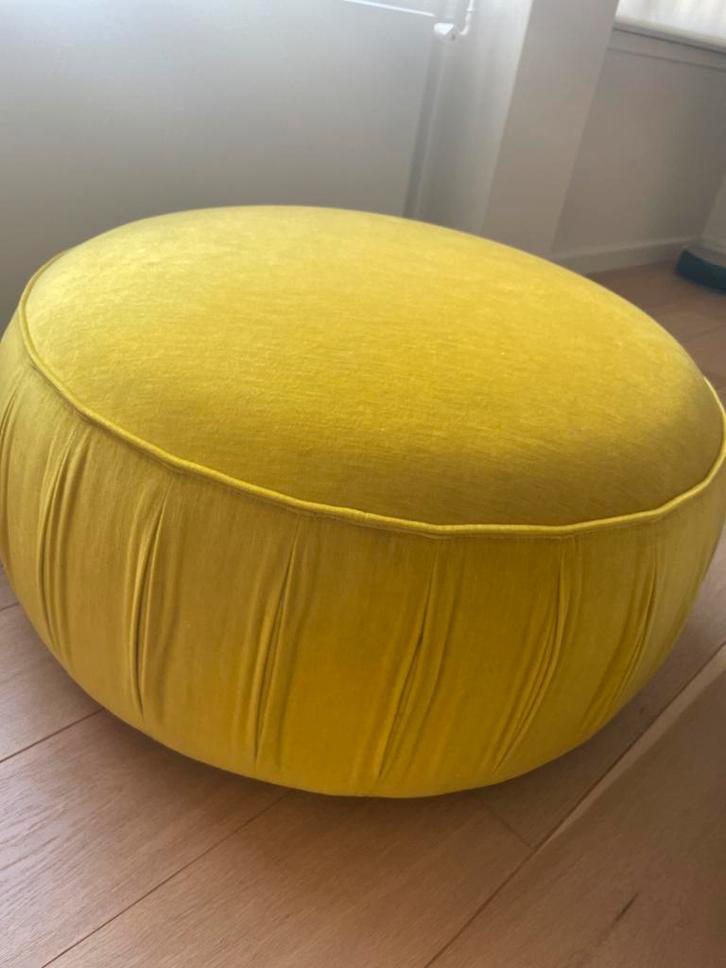 Leolux velvet gele poef model Capri, Huis en Inrichting, Banken | Voetenbanken en Poefen, Zo goed als nieuw, 50 tot 75 cm, 75 tot 100 cm