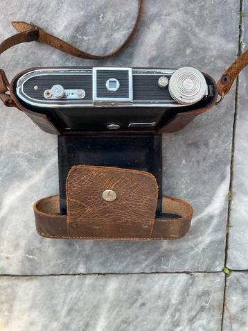 Vintage Camera met leren tas beschikbaar voor biedingen