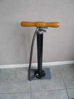 vintage Fietspomp met houten voet en greep werkt prima, Ophalen, Gebruikt