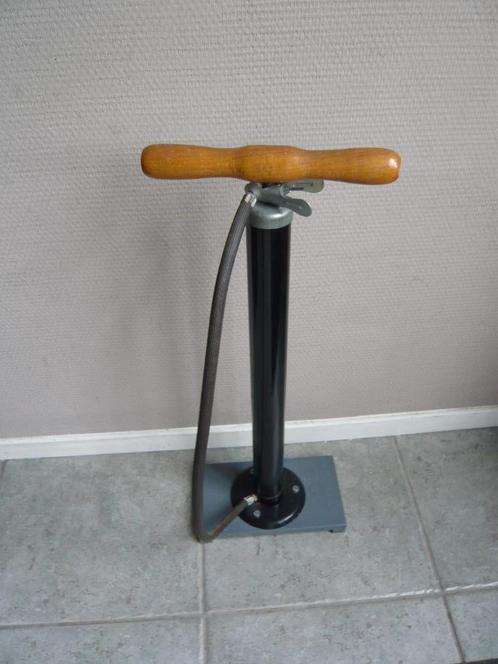 vintage Fietspomp met houten voet en greep werkt prima, Fietsen en Brommers, Fietsaccessoires | Fietspompen, Gebruikt, Ophalen