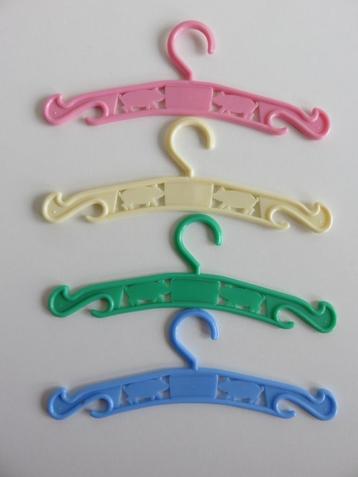 Set van 4 vintage poppen kledinghangers met biggetjes reliëf beschikbaar voor biedingen