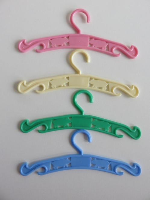 Set van 4 vintage poppen kledinghangers met biggetjes reliëf, Verzamelen, Poppen, Zo goed als nieuw, Kleertjes, Ophalen of Verzenden