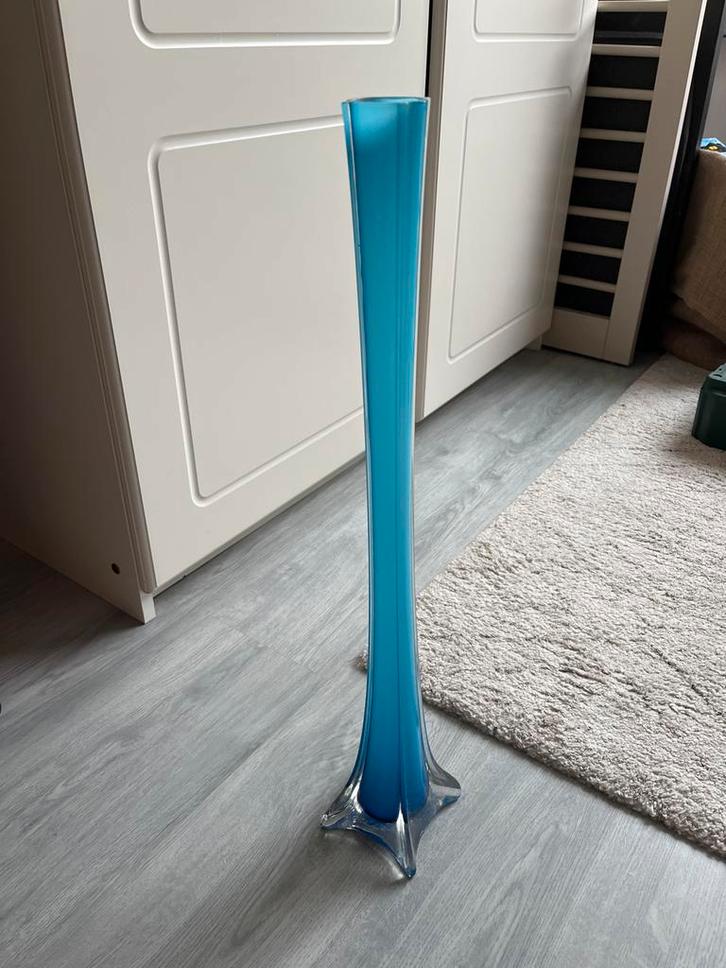 Blauwe Kristalglazen Vaas - 60 cm hoog, Huis en Inrichting, Woonaccessoires | Vazen, Zo goed als nieuw, Blauw, 50 tot 75 cm, Glas