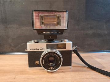 Vintage Konica C35 analoge fotocamera met Mecablitz flitser  beschikbaar voor biedingen