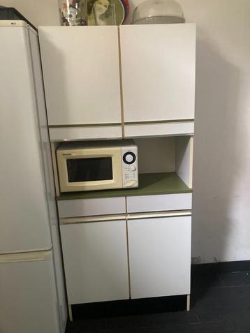 Vintage seventies witte keukenkast met groene biezen en blad beschikbaar voor biedingen