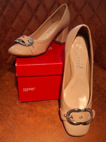 Esprit Giuletta Buckle in de kleur Wet Sand maat 36 beschikbaar voor biedingen