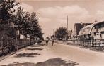 Lekkerkerk - Kerkweg met fietsers (gel. 1943), Ophalen of Verzenden, 1940 tot 1960, Gelopen, Zuid-Holland