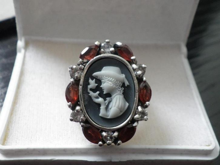 Mooie Zilveren Camee Ring met Granaten - Meisje met Vogeltje, Sieraden, Tassen en Uiterlijk, Antieke sieraden, Ring, Zilver, Met edelsteen