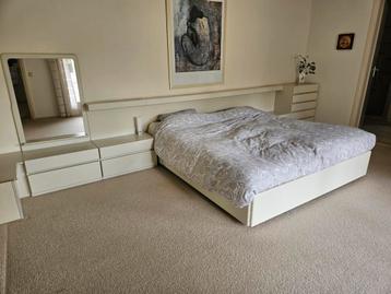 Slaapkamermeubel, compleet, bed, nachtkastjes beschikbaar voor biedingen