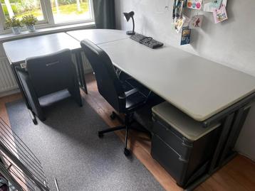 Groot hoekbureau met metalen kastje en Gratis bureaustoel!