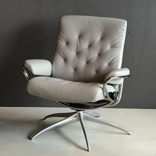NIEUW: Stressless Fauteuil Metro Low Back Lichtgrijs, Huis en Inrichting, Fauteuils, Nieuw, Leer, 50 tot 75 cm, 75 tot 100 cm