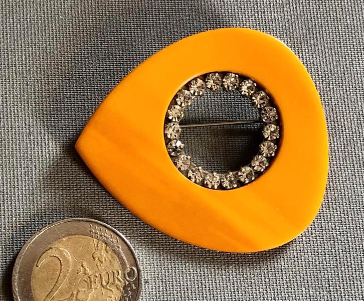 Vintage Bakeliet / Fenolhars Broche, met 18 strass-steentjes, Sieraden, Tassen en Uiterlijk, Broches, Gebruikt, Overige materialen
