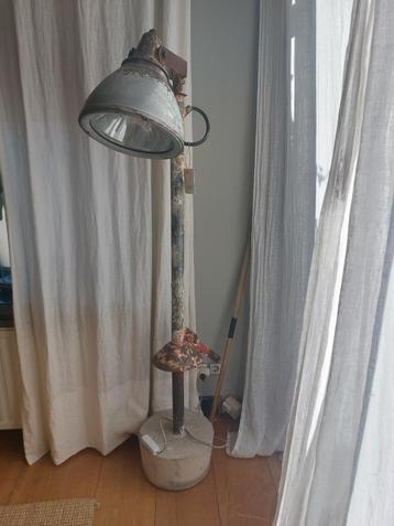 Zware koperen scheepslamp op betonnen voet. Vintage. beschikbaar voor biedingen