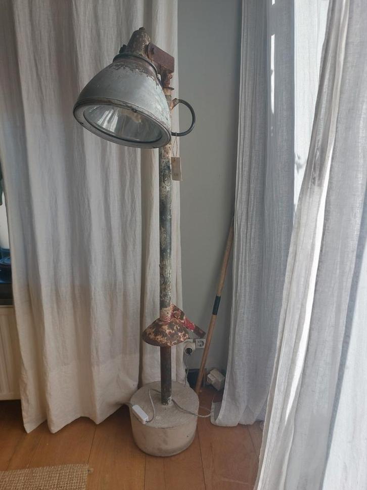 Zware koperen scheepslamp op betonnen voet. Vintage., Huis en Inrichting, Lampen | Vloerlampen, Gebruikt, 150 tot 200 cm, Metaal