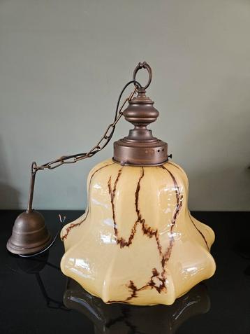 Art Deco hanglamp met gemarmerd geel /creme opaline glas kap beschikbaar voor biedingen