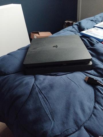 PS4 Slim + Games + Controllers beschikbaar voor biedingen